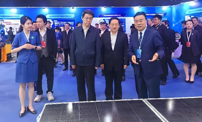 當機器人學會“擦亮陽光”丨天意機械光伏清潔方案亮相山東省機器人大會